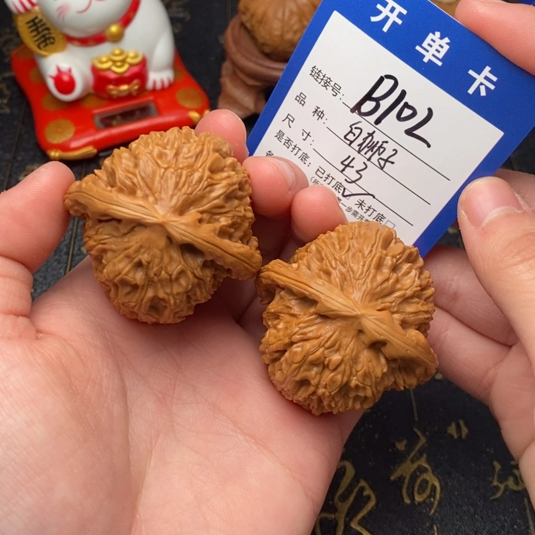 文玩核桃吊坠白狮子