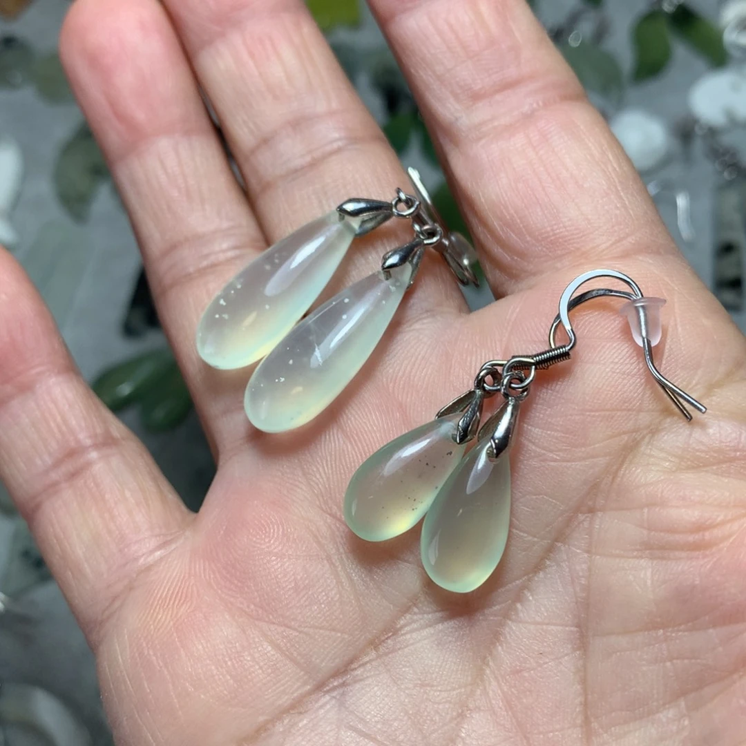 蛇纹石玉耳环未镶嵌胖**猫