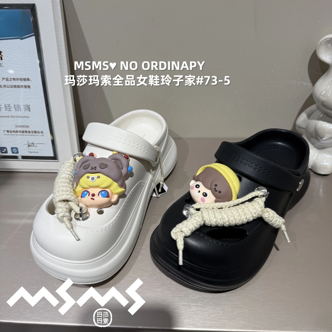 <玛莎玛索>2025新款73-5时尚百搭高级感玩偶装饰可爱哭包女洞洞鞋