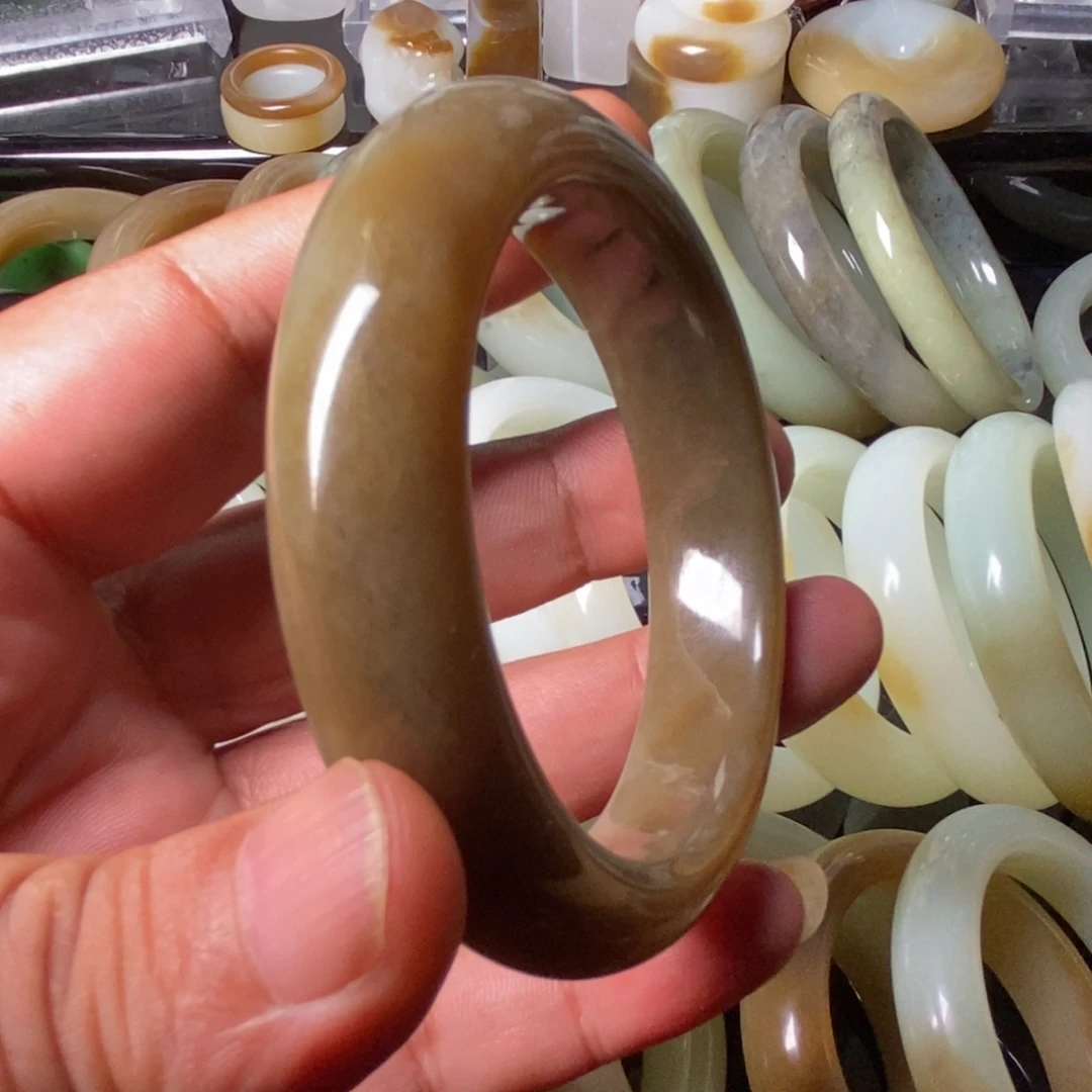 和田玉（糖玉）未镶嵌手镯有嘛糖