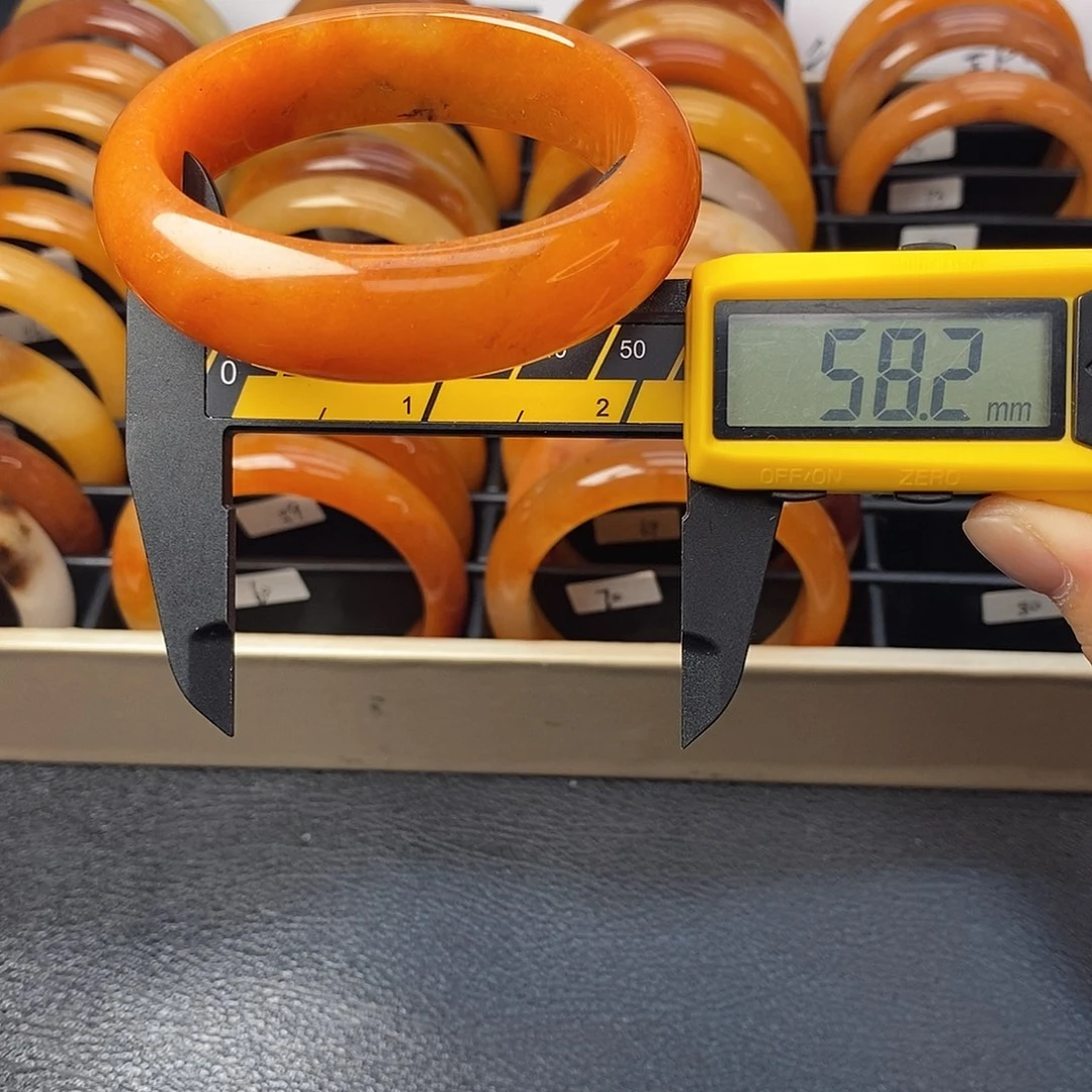 未镶嵌石英质玉（黄龙玉）手镯74号