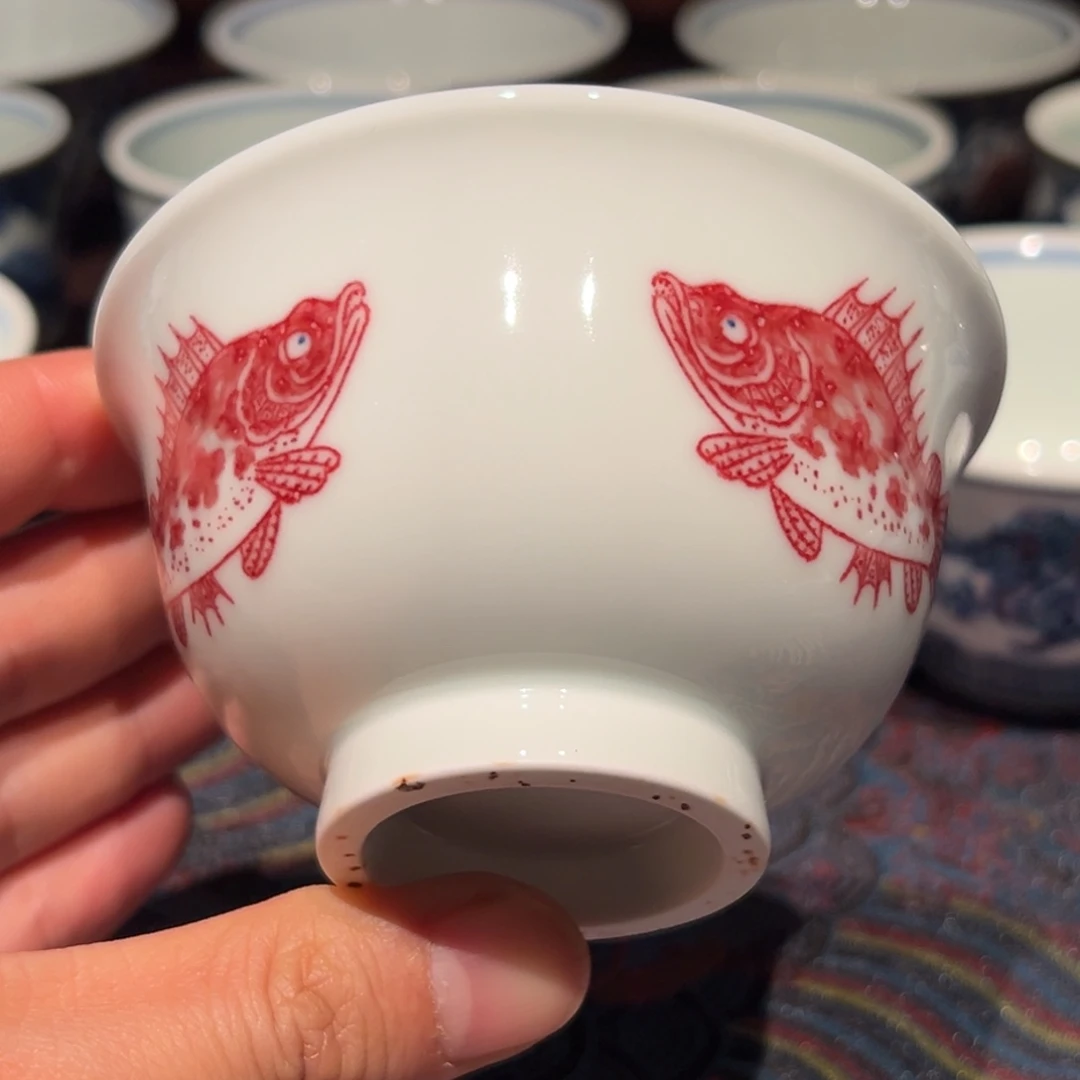 陶有针孔缩釉青花釉里红三面鳜鱼压手杯口径约9.5厘米