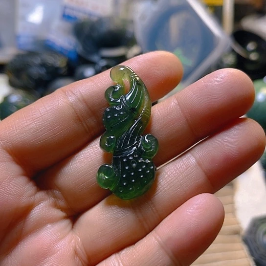蛇纹石玉颈饰未镶嵌