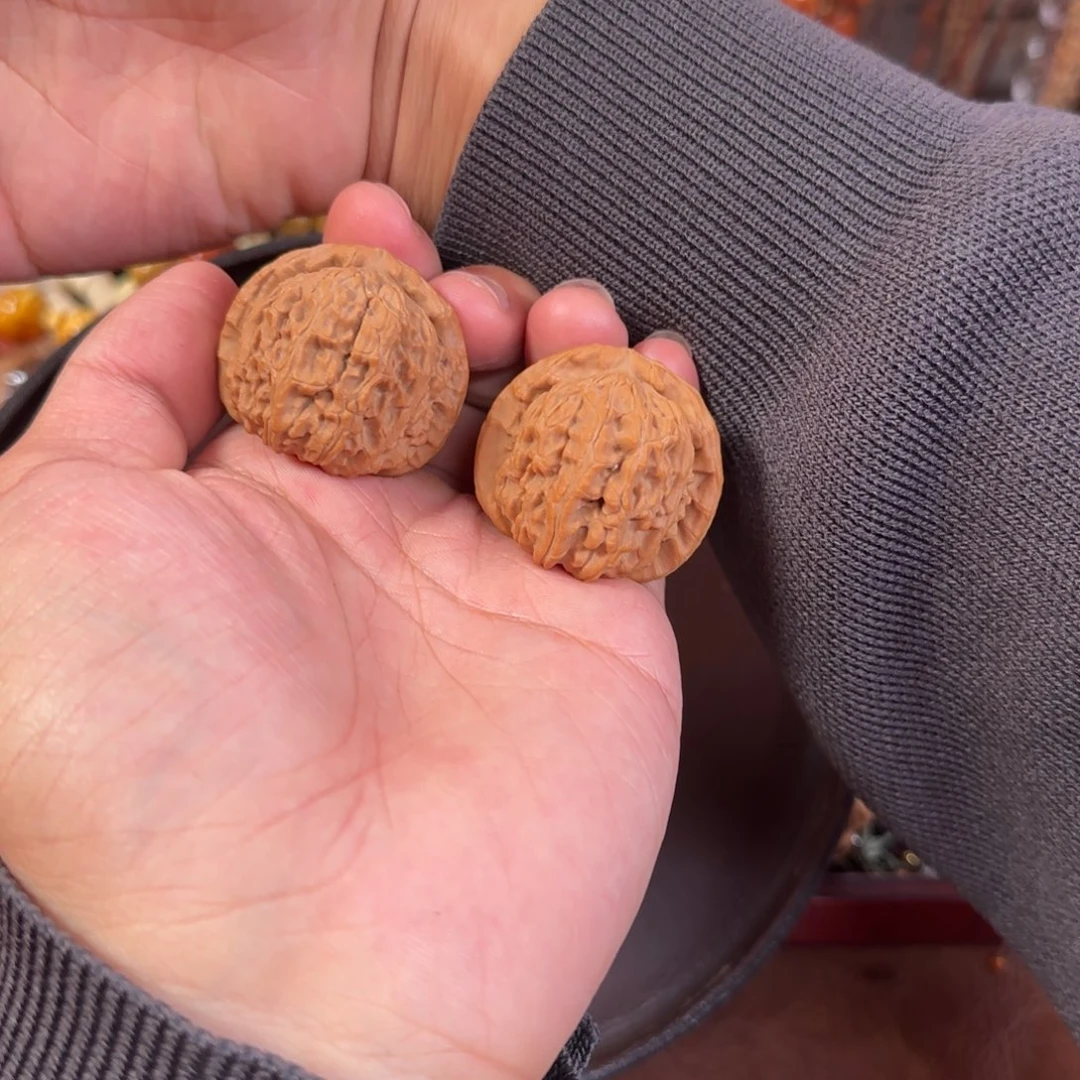 文玩核桃把件白狮子核桃