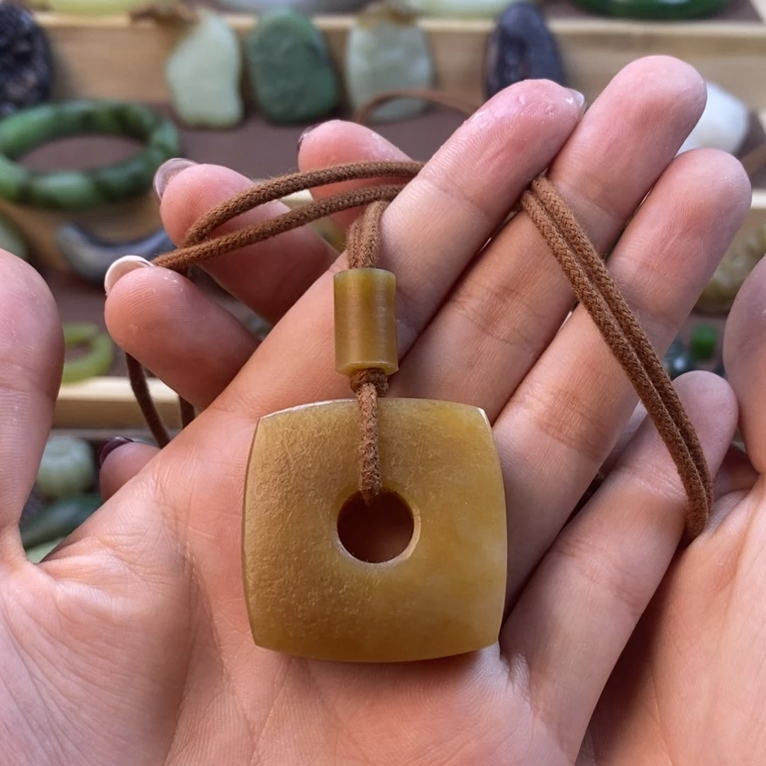 和田玉未镶嵌颈饰方****间定制