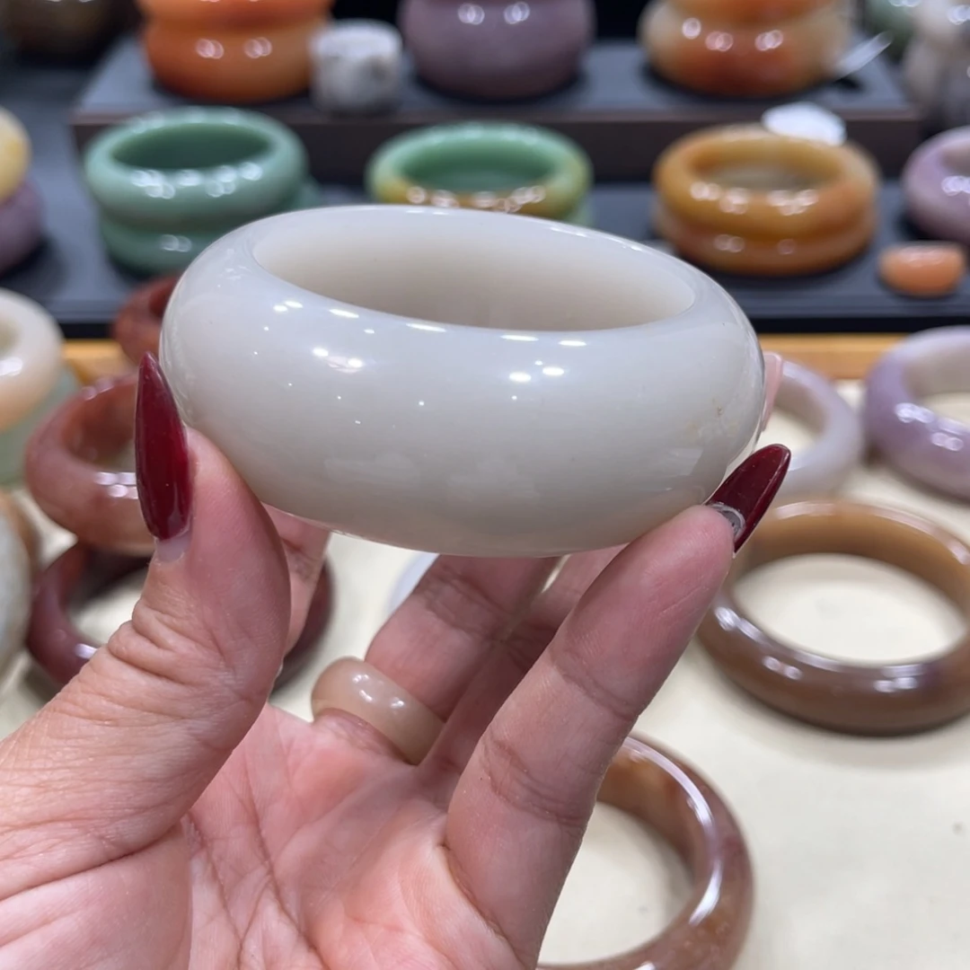 未镶嵌手镯石英岩玉