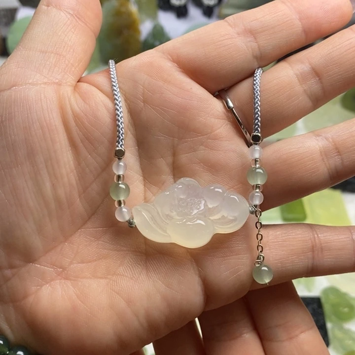 蛇纹石玉颈饰合金