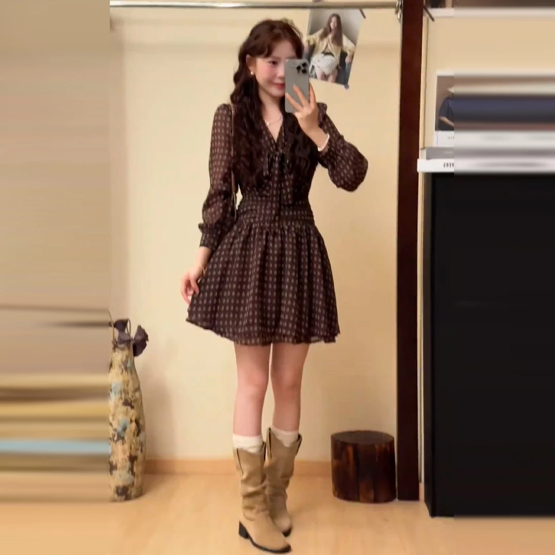 法式气质温柔风V领波点长袖连衣裙女秋冬新款设计感收腰显瘦短裙