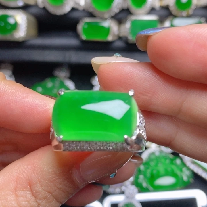 翡翠未镶嵌挂件马鞍