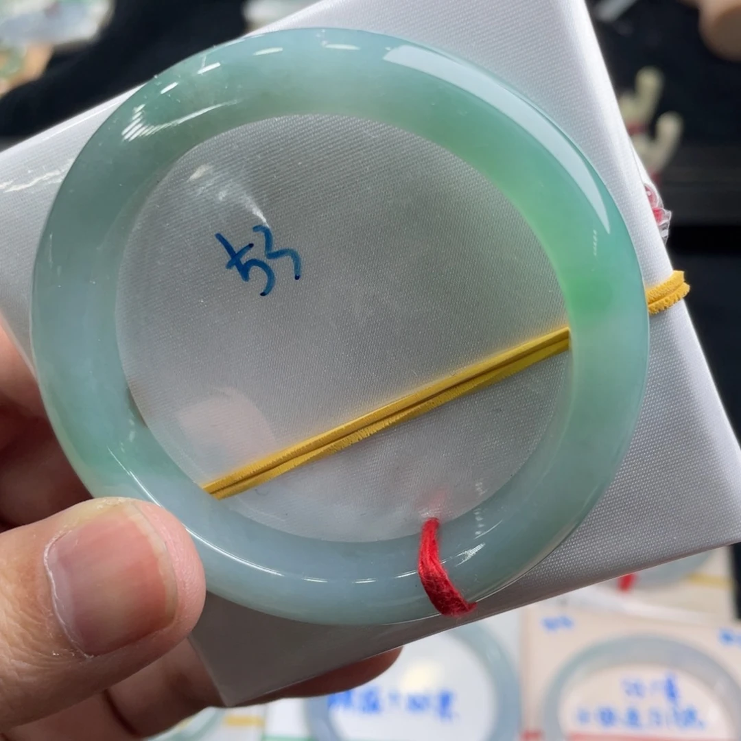 翡翠手镯未镶嵌翡翠手镯