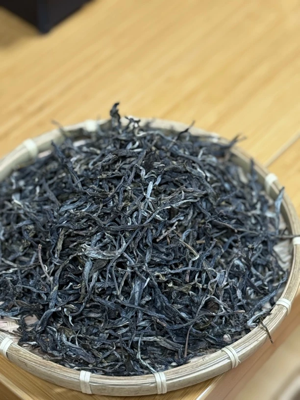 小户赛红土地纯古树头春挑采   2024年    100/克散茶