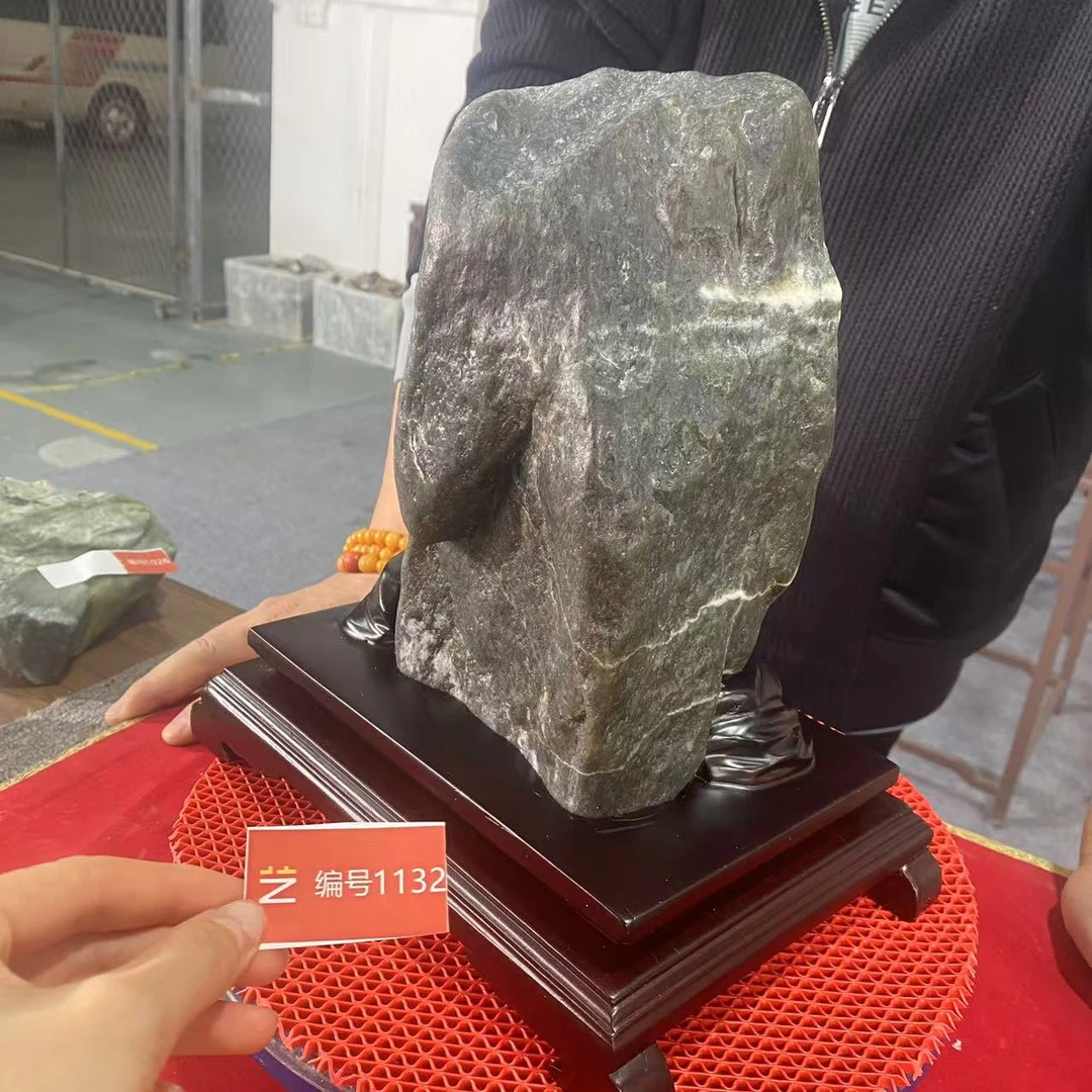 新疆玉料原石发一件带底座编号1132