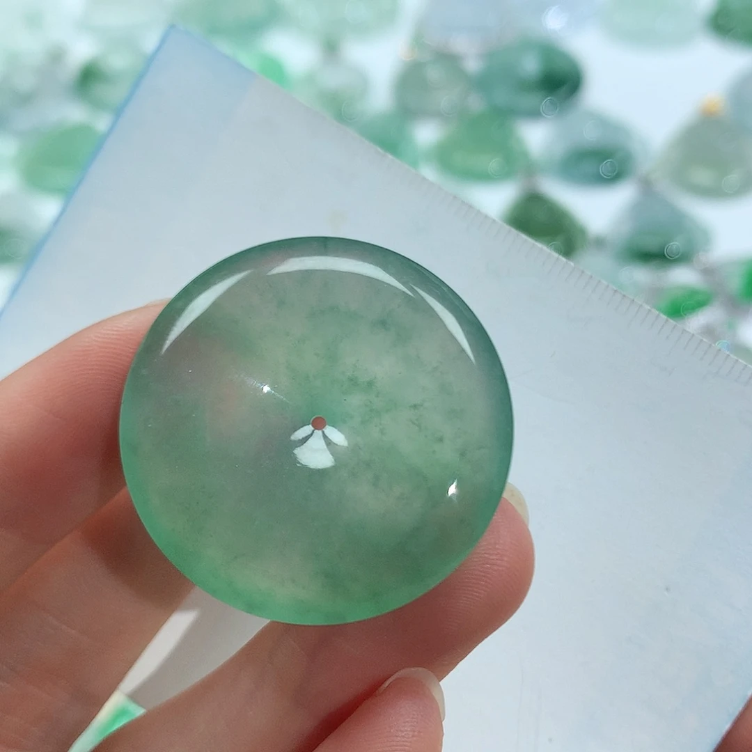 翡翠未镶嵌颈饰平安