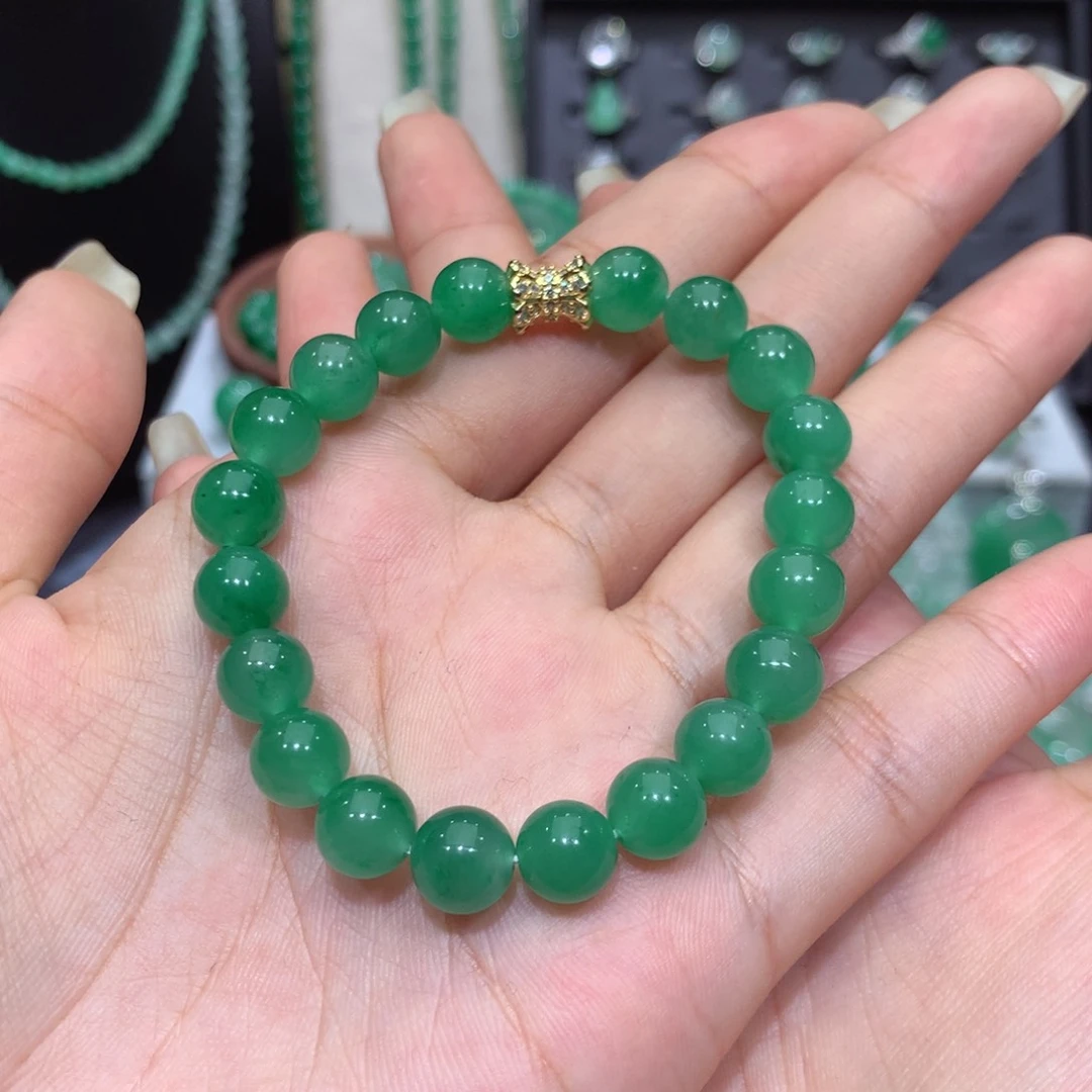 颈饰未镶嵌石英质玉(非洲翠)