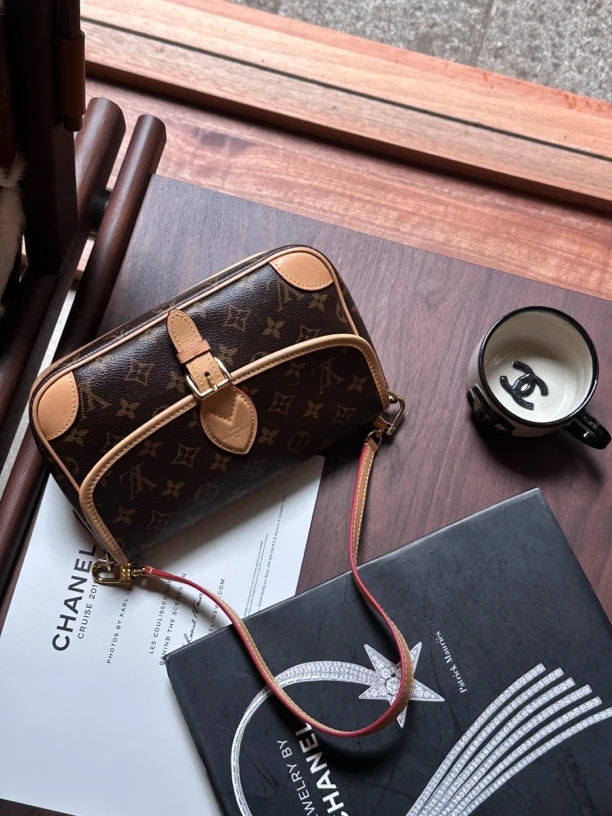 95新 LouisVuitton/路易威登 3122 棕老花diane法棍包小号芯片款