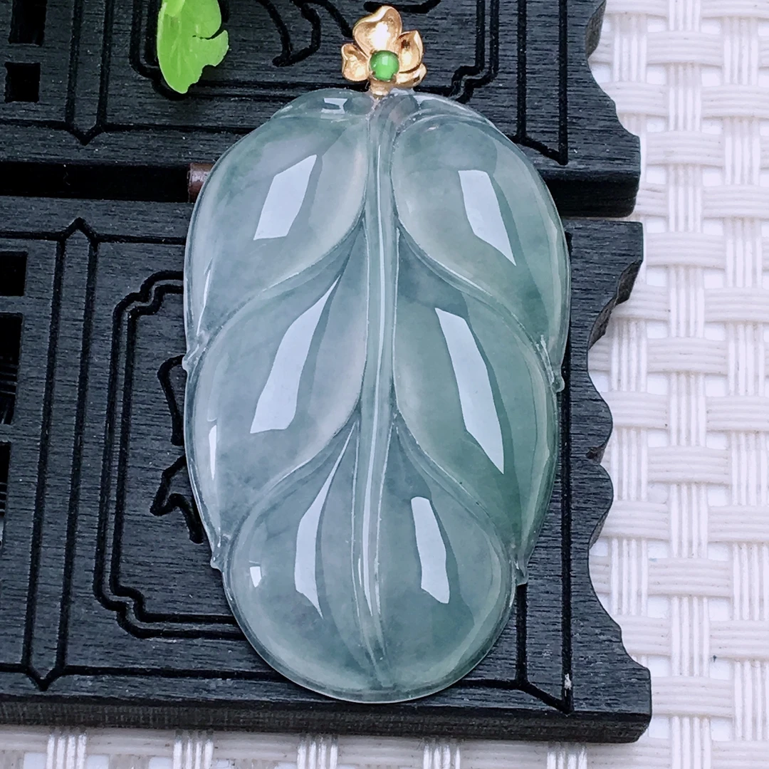 天然翡翠A货 高冰玻璃透翡翠叶子吊坠 41.3-25.5-5.1mm