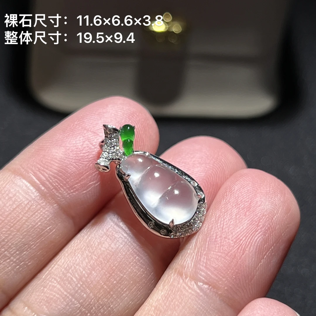 18k金镶嵌翡翠高冰福豆吊坠饱满起光胶感十足精致可爱