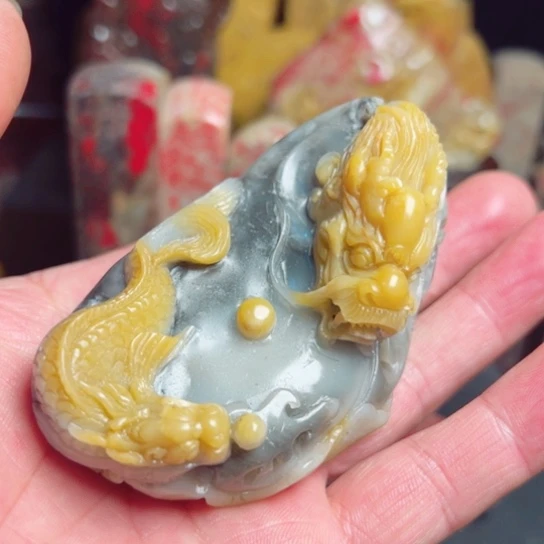 昌化鸡血石巧色雕鱼化龙手把件