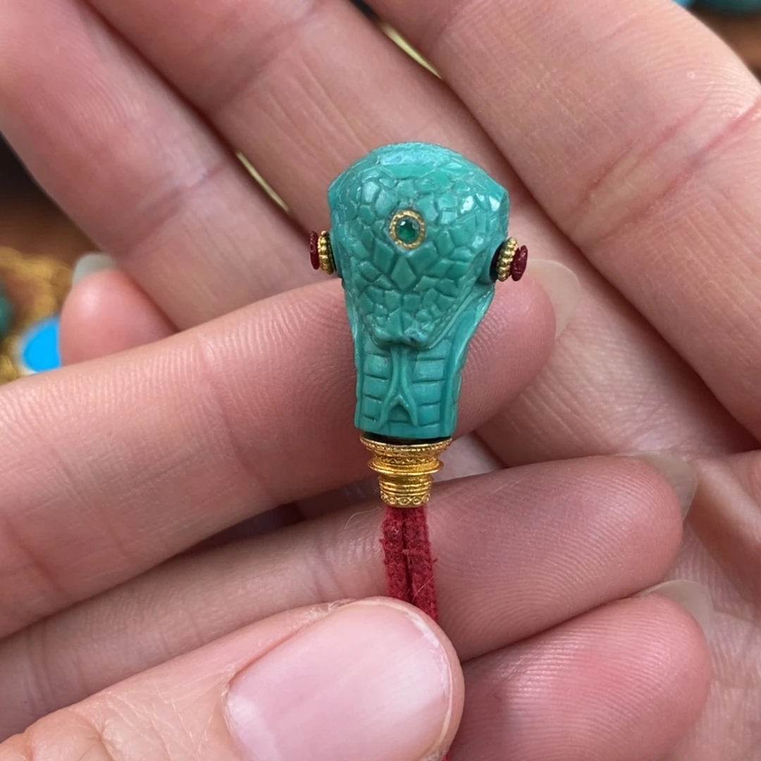 绿松石未镶嵌。蛇三通