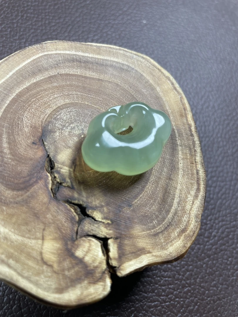 【集团臻选】纯天然精品A货冰绿祥云吊坠(多样性拍一发一）