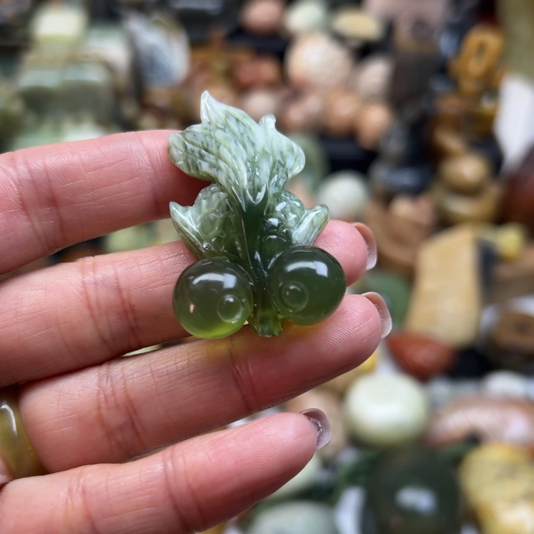 岫玉未镶嵌颈饰岫玉青提金鱼