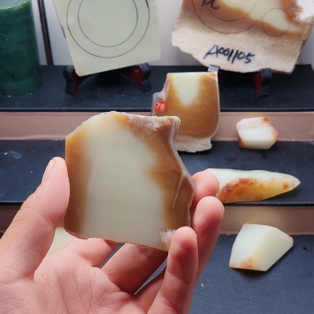 烟***馆和田玉（糖玉）未镶嵌颈饰
