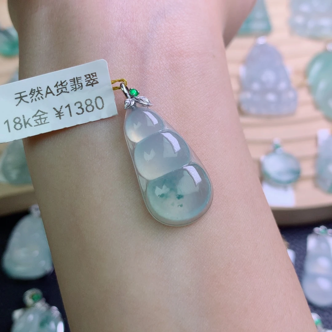 翡翠18K金镶嵌颈饰吊坠