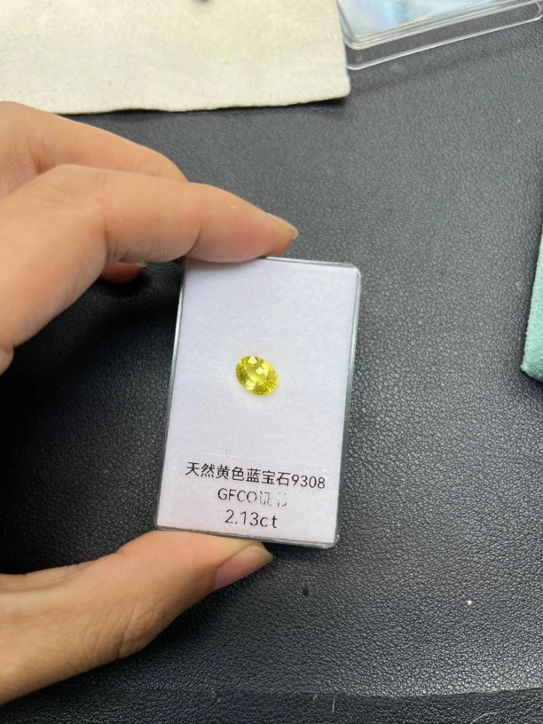 两克拉老烧黄蓝宝