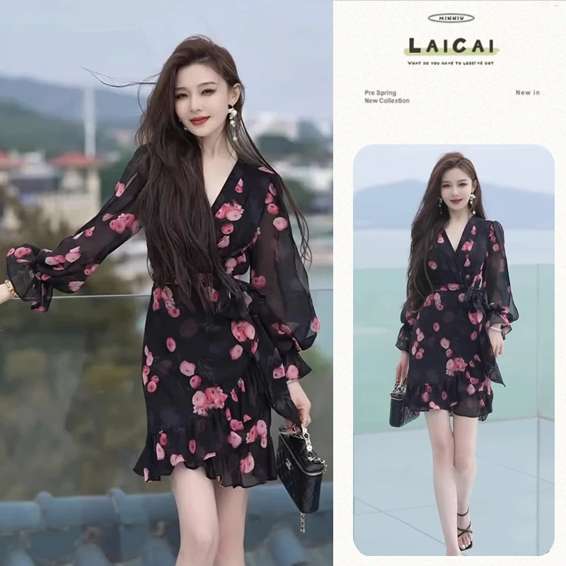 法式茶歇碎花裙2025夏季设计感绑带V领显瘦洋气修身女神范连衣裙