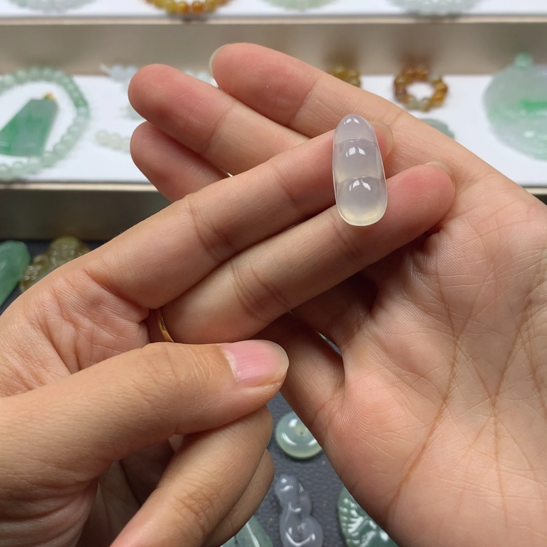 翡翠未镶嵌颈饰豆子