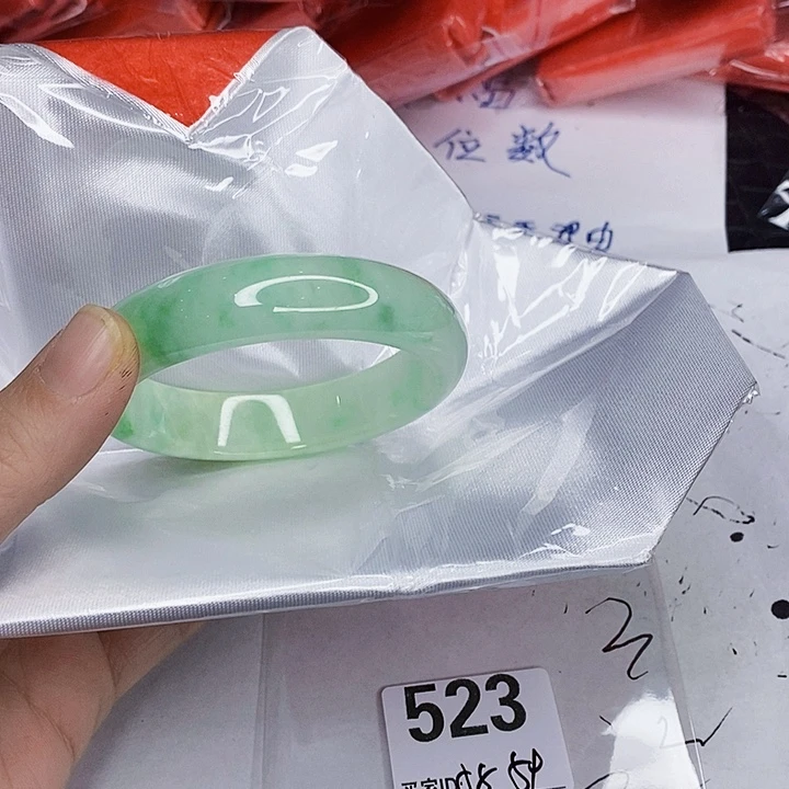 翡翠未镶嵌手镯一图一物实物为准（微瑕处理）