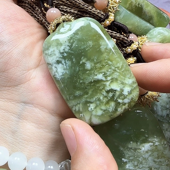 蛇纹石玉未镶嵌颈饰