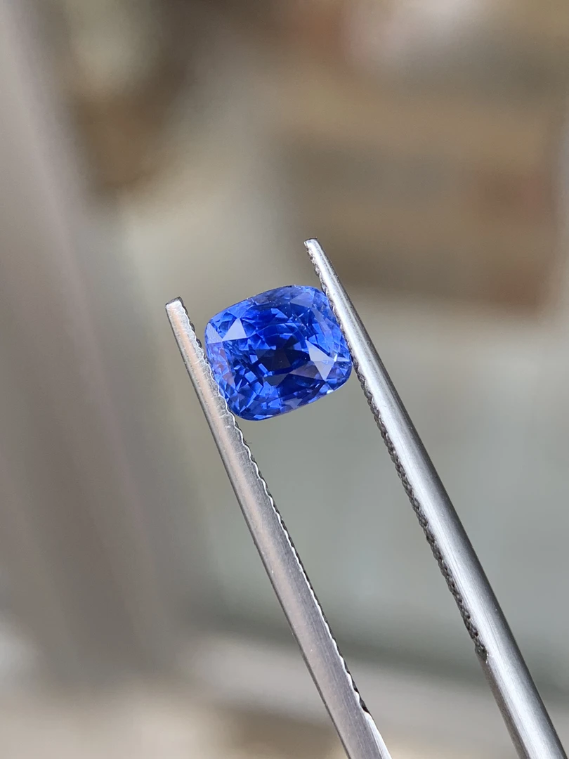 斯里兰卡浓郁矢车菊蓝宝石2.1ct全净玻璃体满火彩精切割
