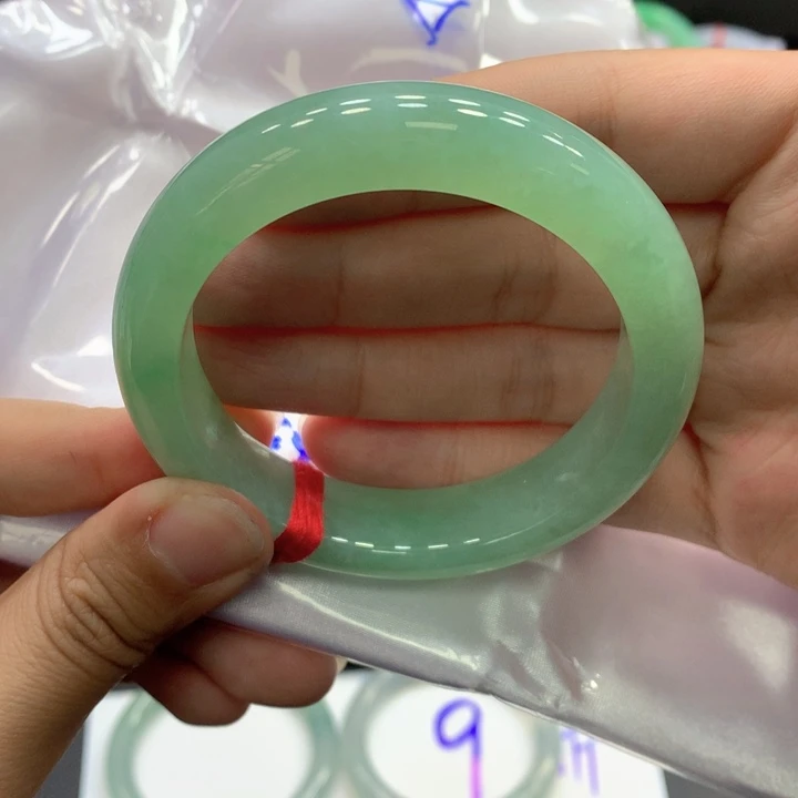 翡翠手镯未镶嵌翡翠