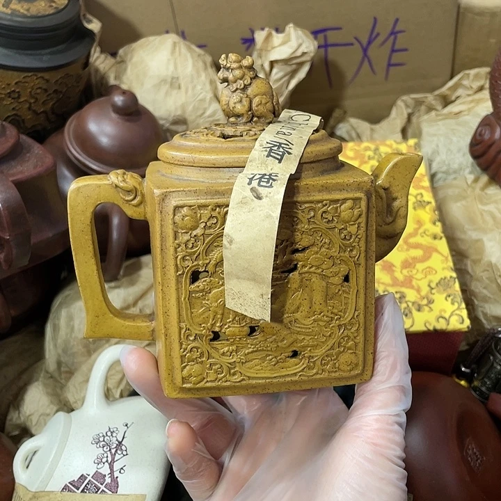 紫砂茶壶原矿泥料，手工制作一把紫砂壶。
