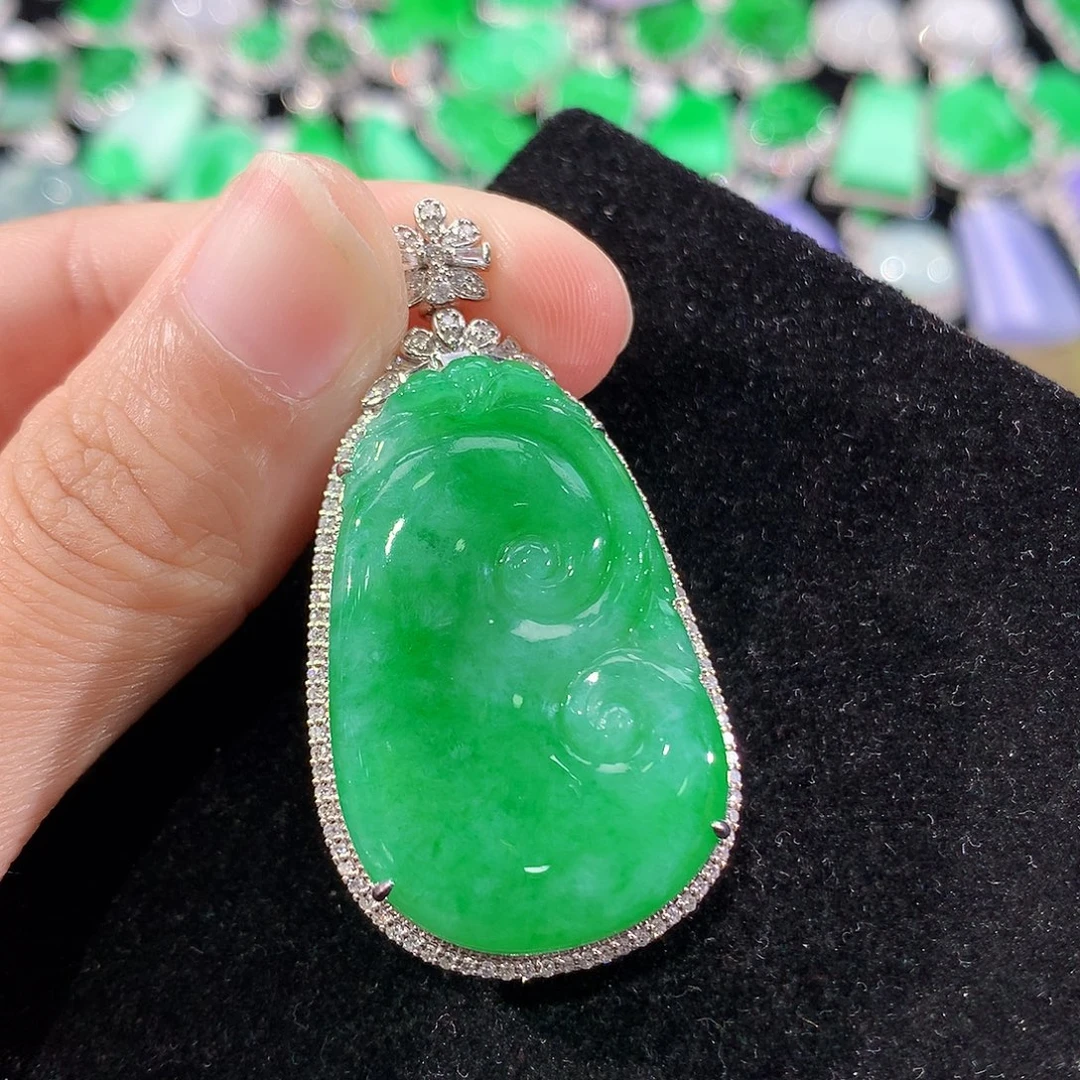 翡翠18K金镶嵌颈饰