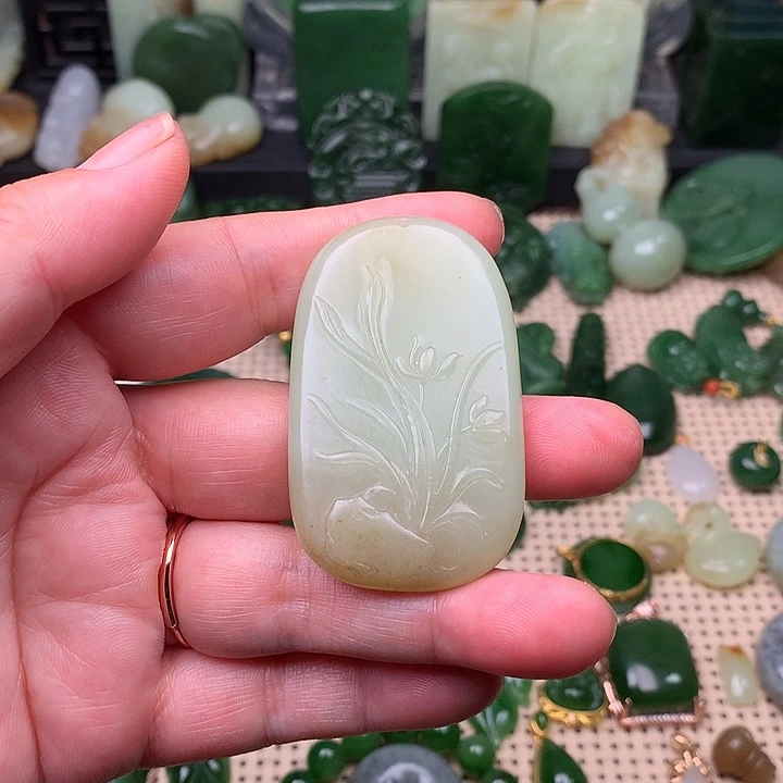 和田玉未镶嵌颈饰三****?