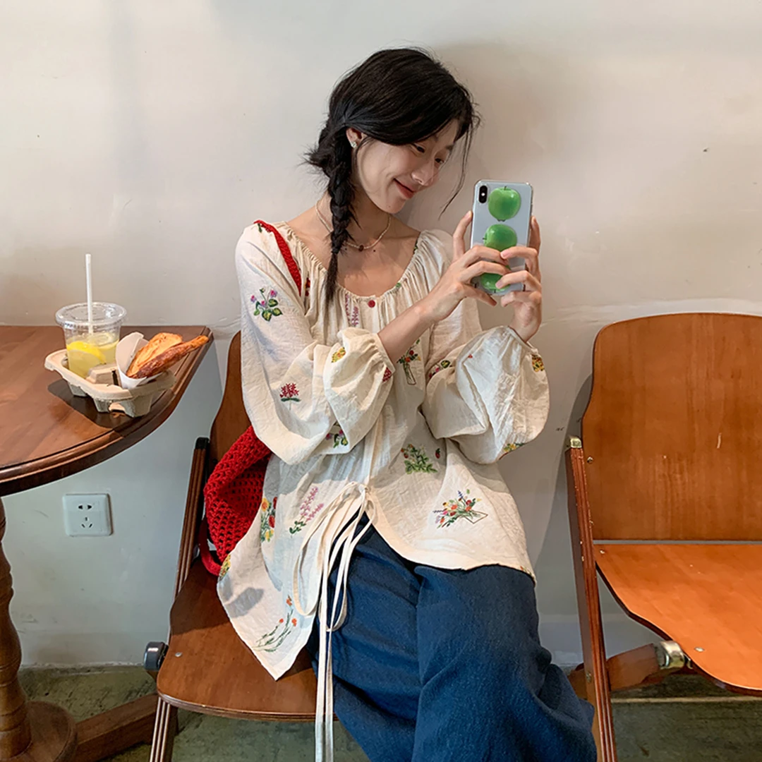 法式复古风圆领刺绣衬衫女早秋季2025新款宽松设计感小众上衣衬衣