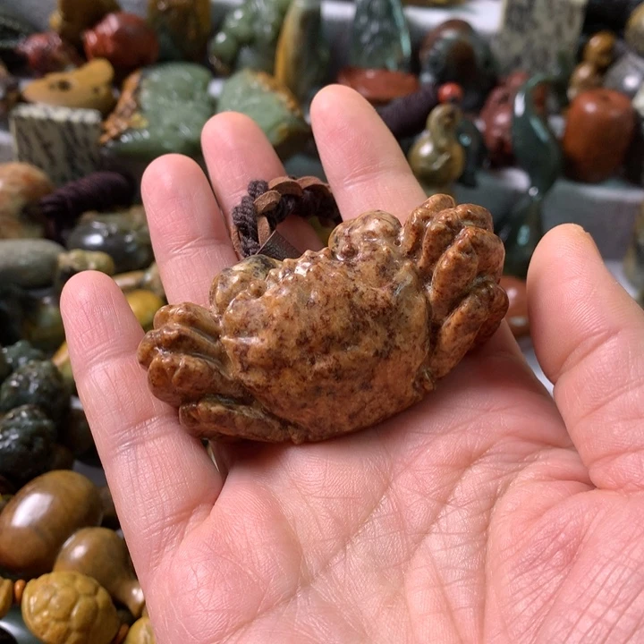 未镶嵌岫岩河磨玉（透闪石质玉）把件