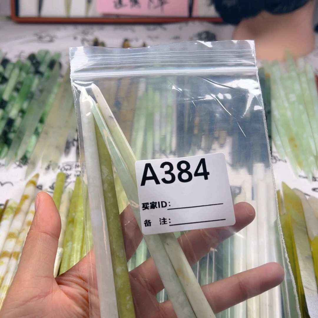 呆***宝未镶嵌蛇纹石玉颈饰