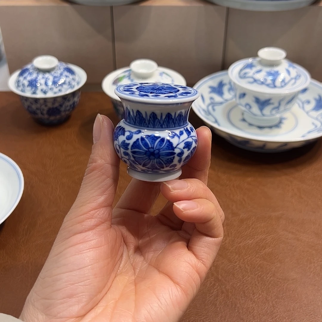 盖置青花缠枝实心盖置