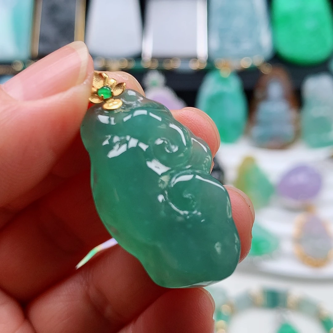 翡翠颈饰未镶嵌如意