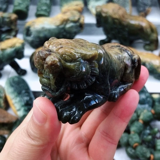 未镶嵌岫岩河磨玉（透闪石质玉）把件