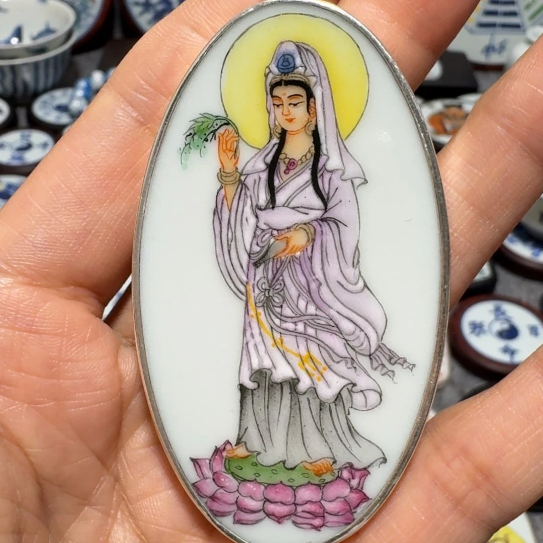 瓷片吴*俊观音挂件一个