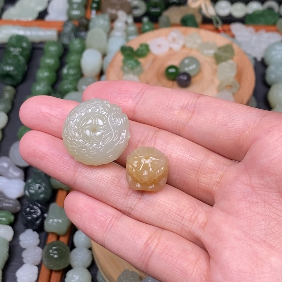 翎***羽和田玉未镶嵌颈饰