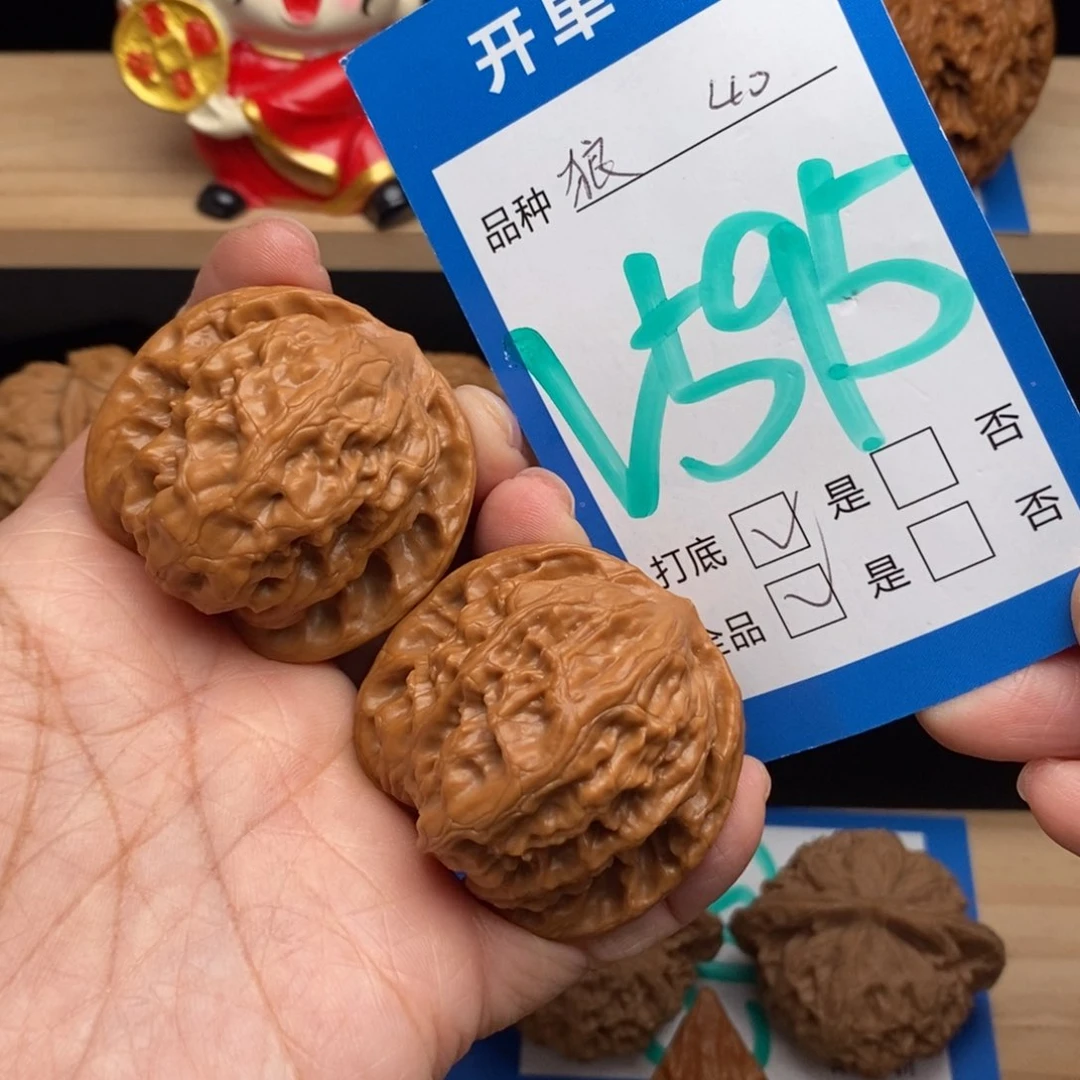 文玩核桃吊坠野狼核桃