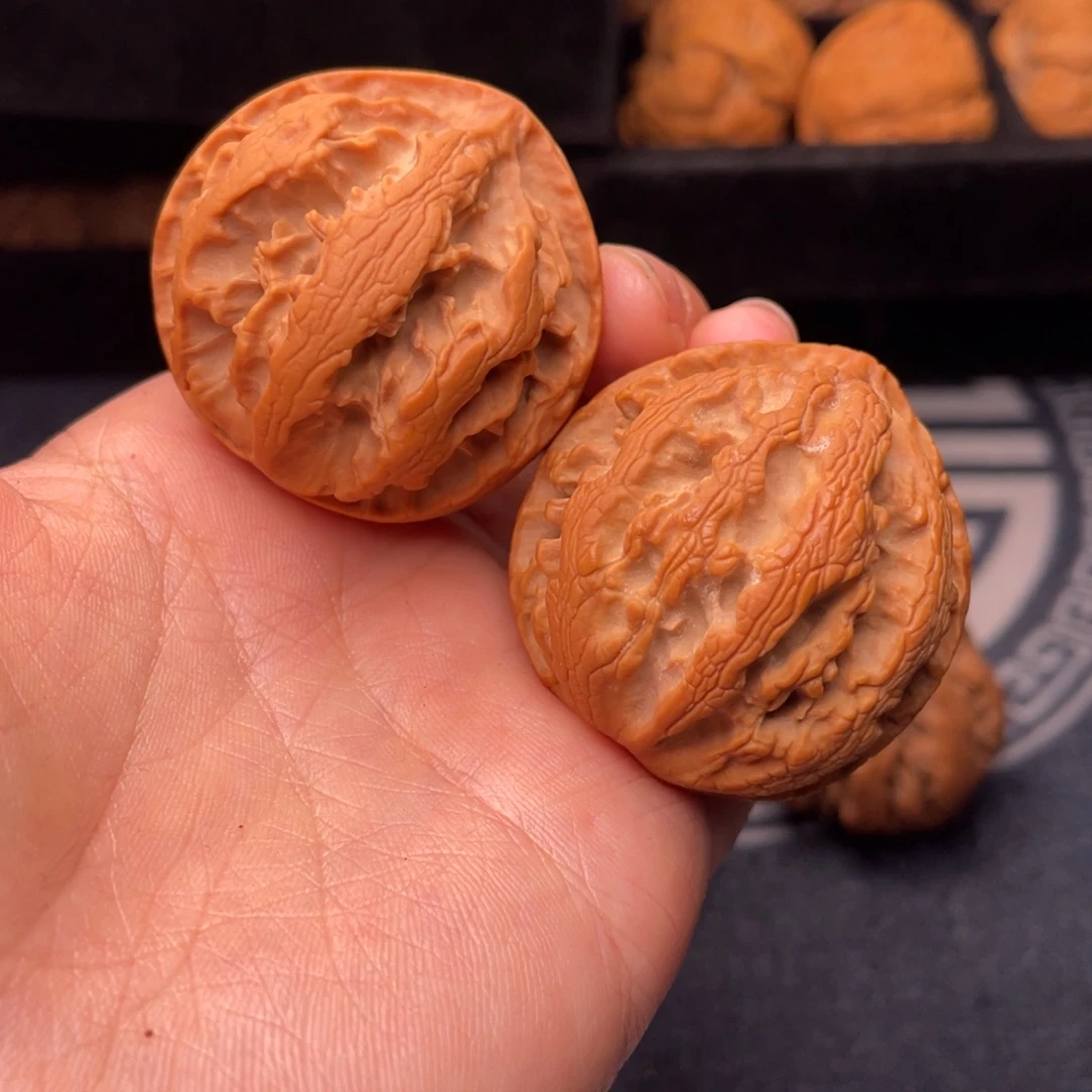 文玩核桃吊坠秦岭核桃26有虫眼