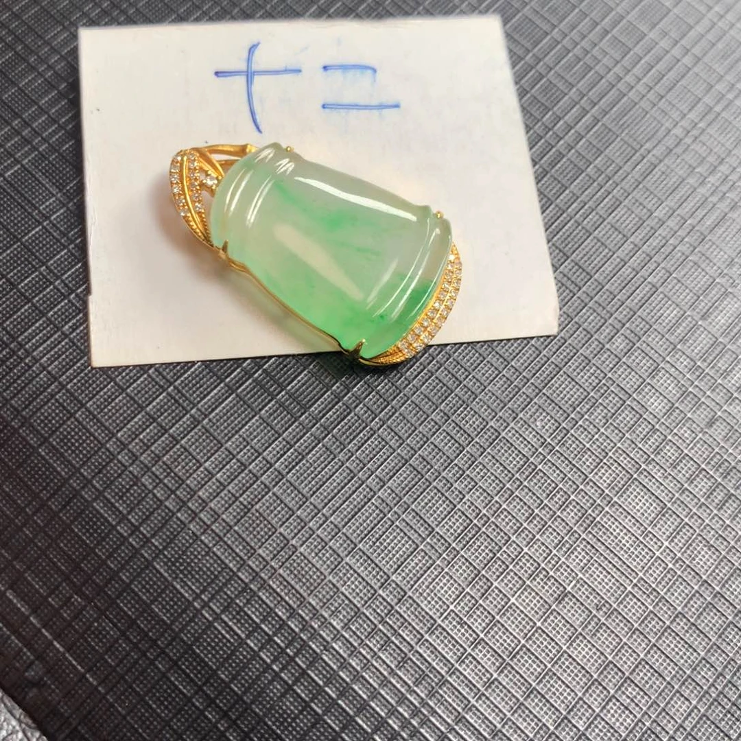翡翠18K金镶嵌颈饰翡翠