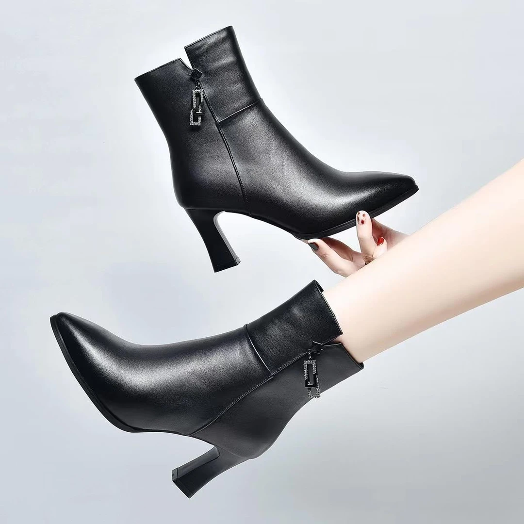 香港UKZU家！2025秋季新款尖头舒适高跟短靴女粗跟秋冬季加绒女靴