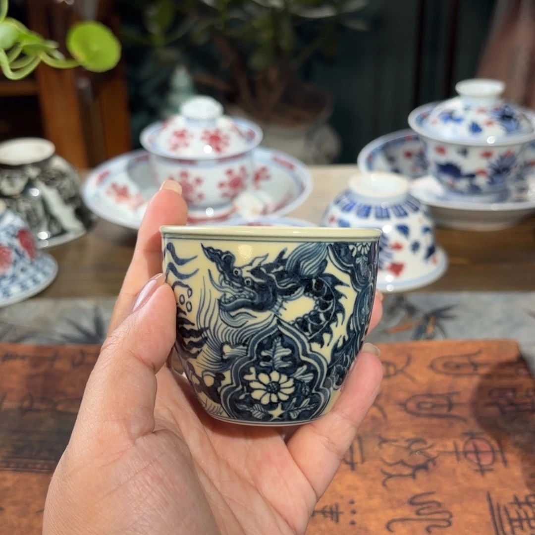 青花手绘二号釉龙杯